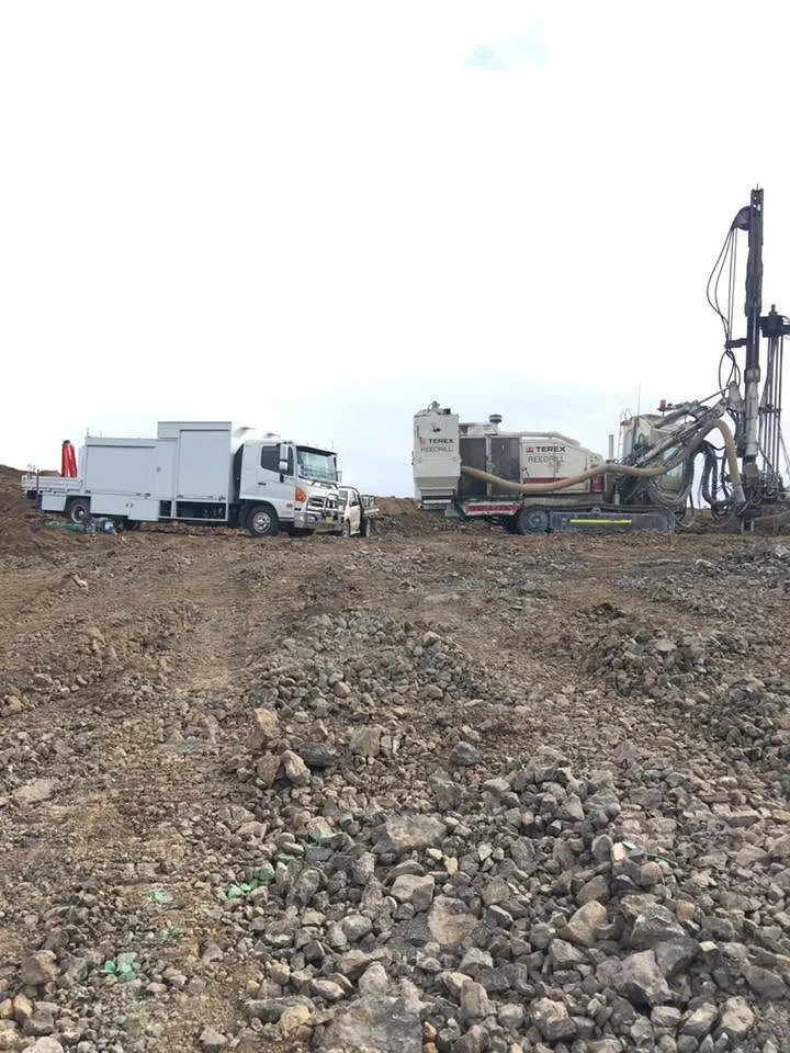 JW Hydraulics & Mechanical service truck attending a drill rig breakdown on a rocky Canberra work site