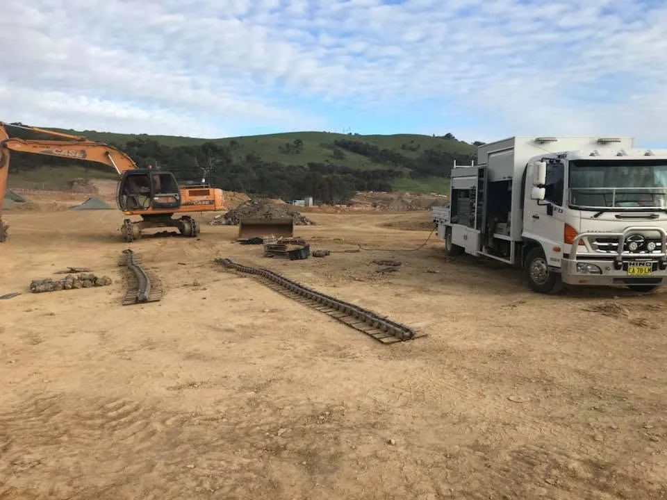 JW Hydraulics & Mechanical service truck attending a breakdown callout beside an excavator on a Queanbeyan job site